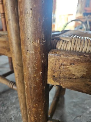 Sillas antiguas de madera y yute