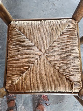 Sillas antiguas de madera y yute