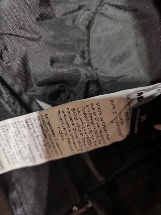 Pantalón corto negro con rotos y salpicaduras