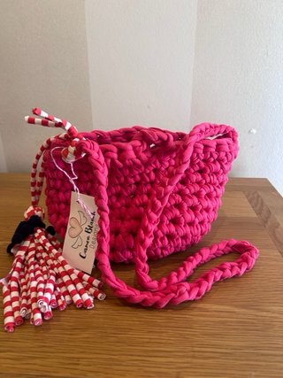 Bolsita tejida fucsia con estrella