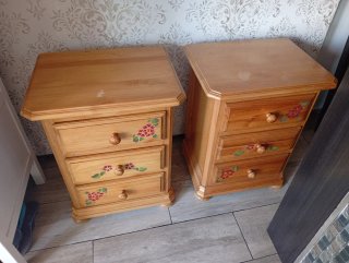 Mesita de noche de madera con flores