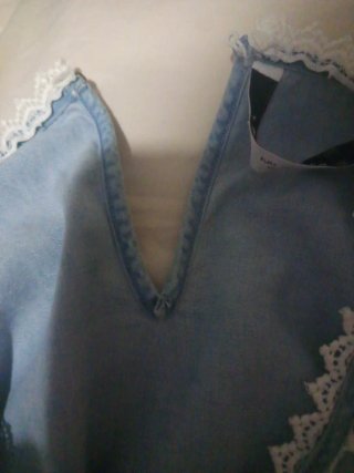 Blusa azul con encaje blanco