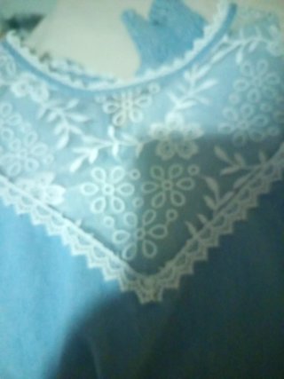 Blusa azul con encaje blanco