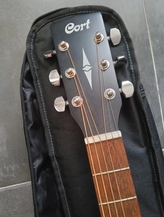 Guitarra Acústica Cort con funda