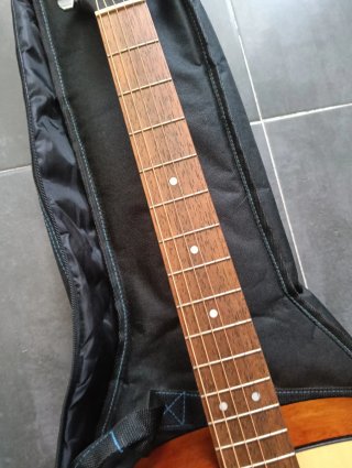 Guitarra Acústica Cort con funda