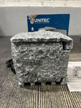 Enchufe de jardín UNITEC con aspecto de piedra