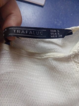 Blusa blanca con encaje