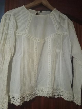 Blusa blanca con encaje