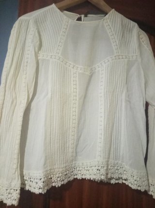 Blusa blanca con encaje