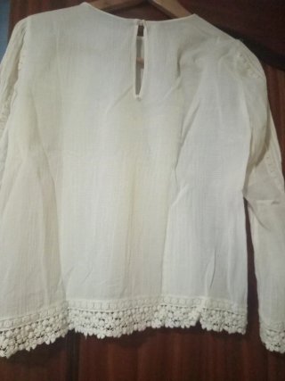 Blusa blanca con encaje