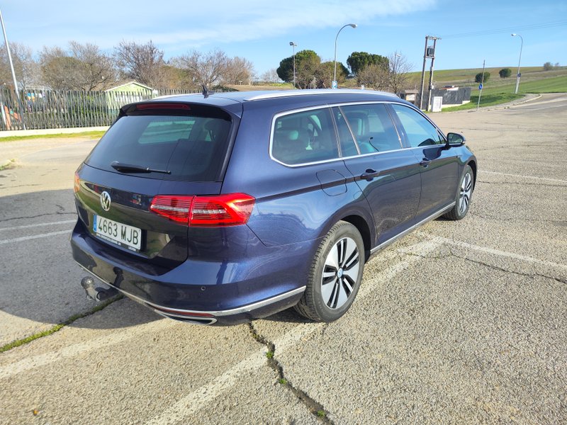 Volkswagen Passat 2017, foto 2