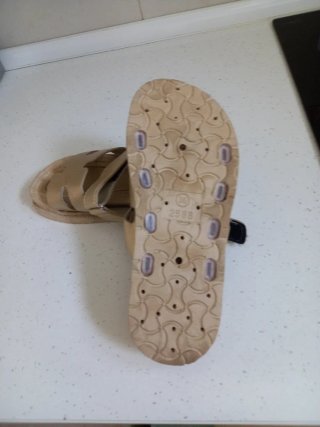 Sandalias doradas de verano