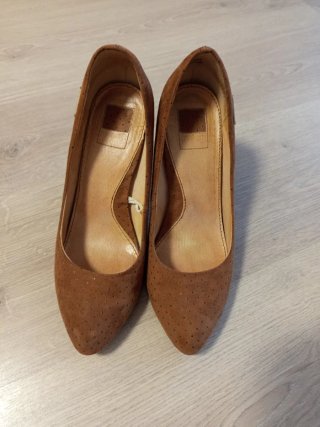 Zapatos de tacón marrones