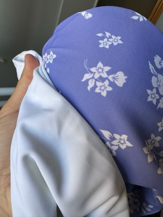 Bikini azul con estampado floral blanco