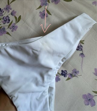 Bikini azul con estampado floral blanco