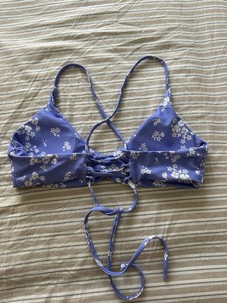 Bikini azul con estampado floral blanco
