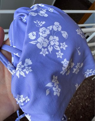 Bikini azul con estampado floral blanco