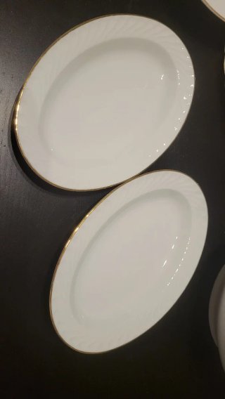 Sopera y bandejas de porcelana Prinz Von Adler