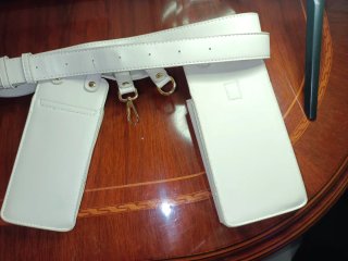 Bolso blanco con múltiples compartimentos