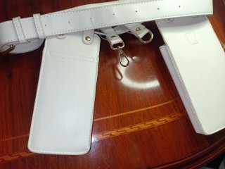 Bolso blanco con múltiples compartimentos