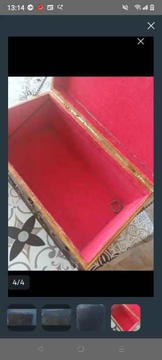 Baúl antiguo de madera y metal