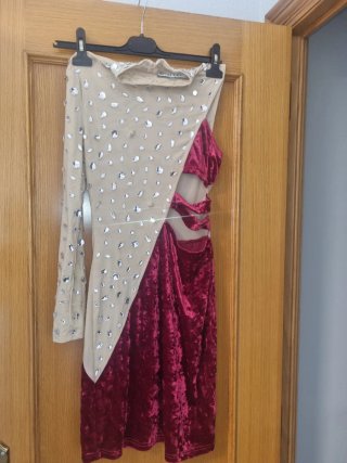 Vestido de fiesta con pedrería y terciopelo