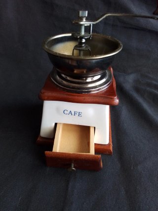 Molinillo de café de madera y metal