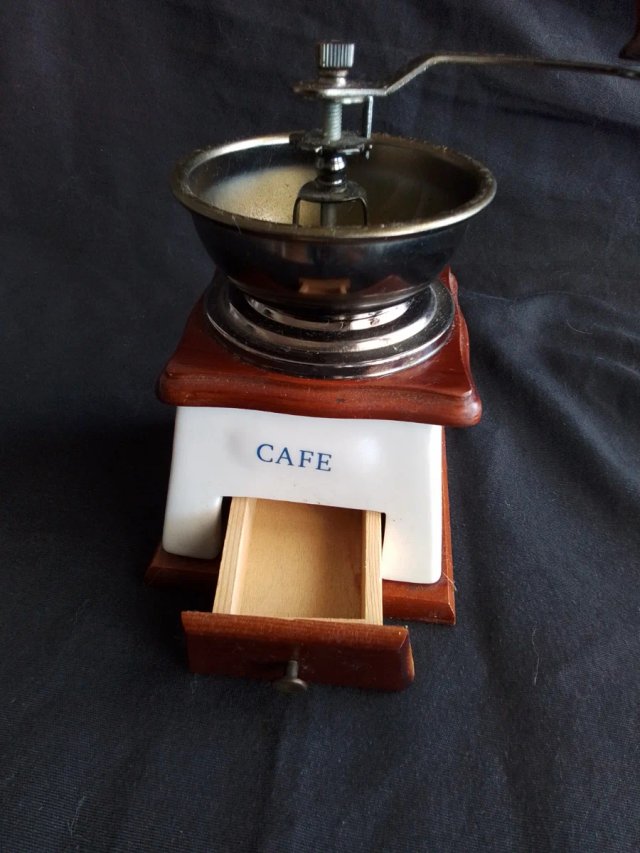 Molinillo de café de madera y metal