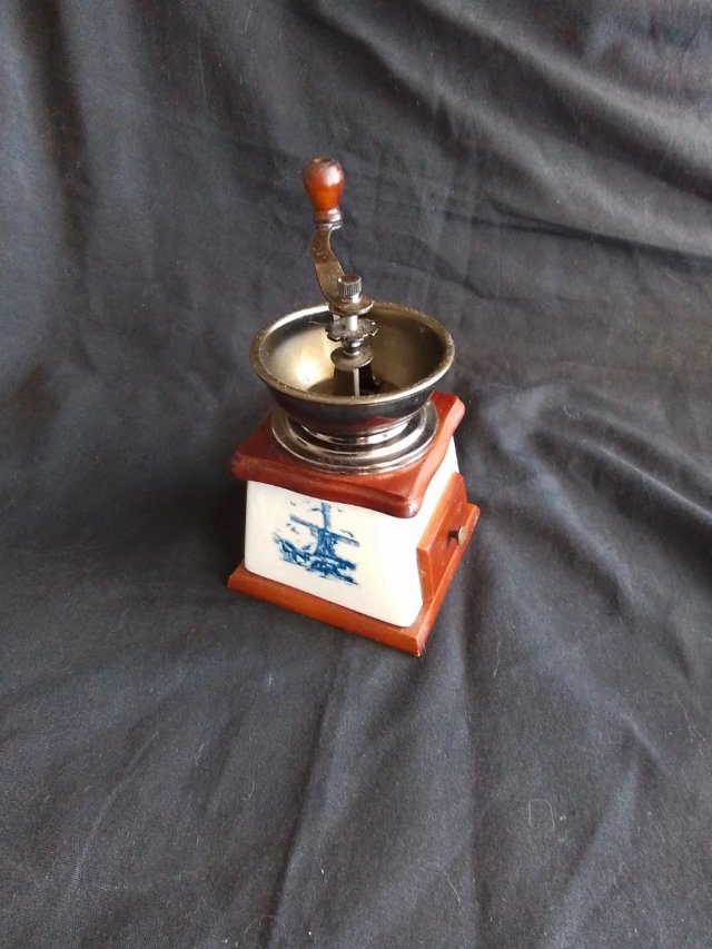 Molinillo de café de madera y metal