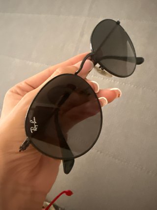 Gafas de sol Ray-Ban negras.
