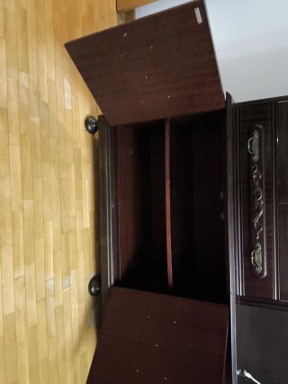 URGE. Mueble aparador de madera y cristal