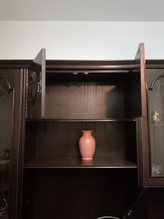 URGE. Mueble aparador de madera y cristal