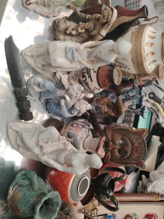 Lote de figuras y jarrones