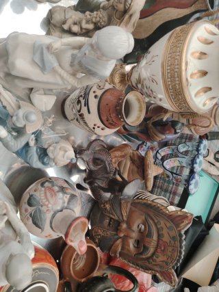 Lote de figuras y jarrones