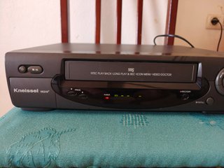 TV Philips + Reproductor VHS Kneissel