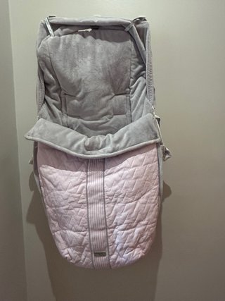 Saco bebé gris y rosa con capucha