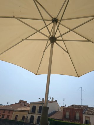 Sombrilla beige y gris