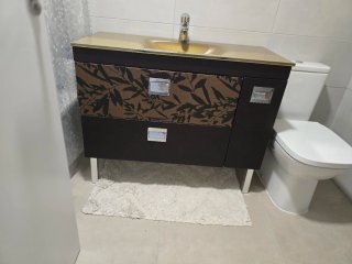 Mueble de baño con lavabo y espejo negociable