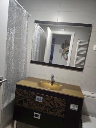 Mueble de baño con lavabo y espejo negociable