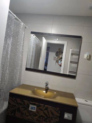 Mueble de baño con lavabo y espejo negociable
