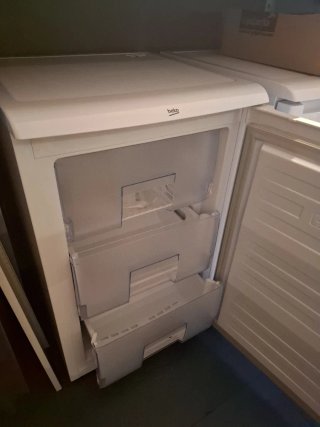 Congelador vertical Beko 2 cajones y estanteria
