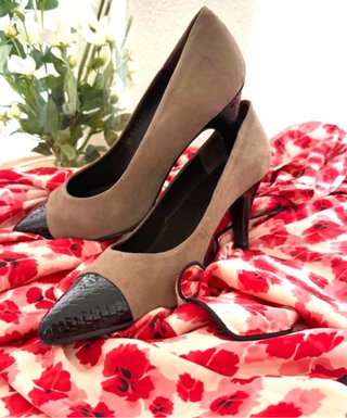 Zapatos de tacón beige y negro