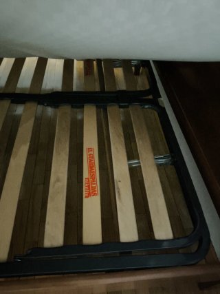 URGE. Cama matrimonio y 2 mesitas madera