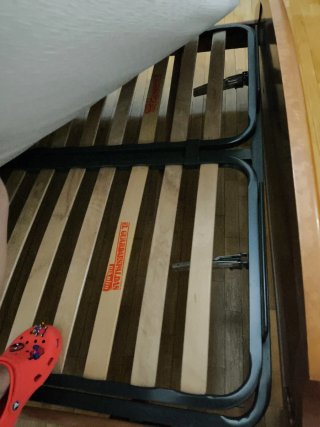 URGE. Cama matrimonio y 2 mesitas madera