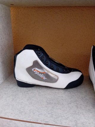 Botas de hockey blancas y negras
