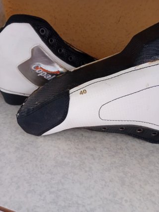 Botas de hockey blancas y negras