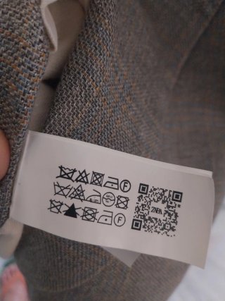 Traje chaqueta y pantalón beige con rayas azules