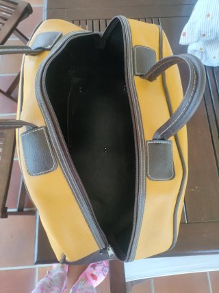 Bolso de viaje amarillo y marrón