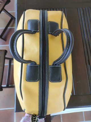 Bolso de viaje amarillo y marrón