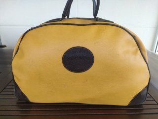 Bolso de viaje amarillo y marrón
